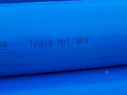 Detaliu țeavă PVC albastră cu filet