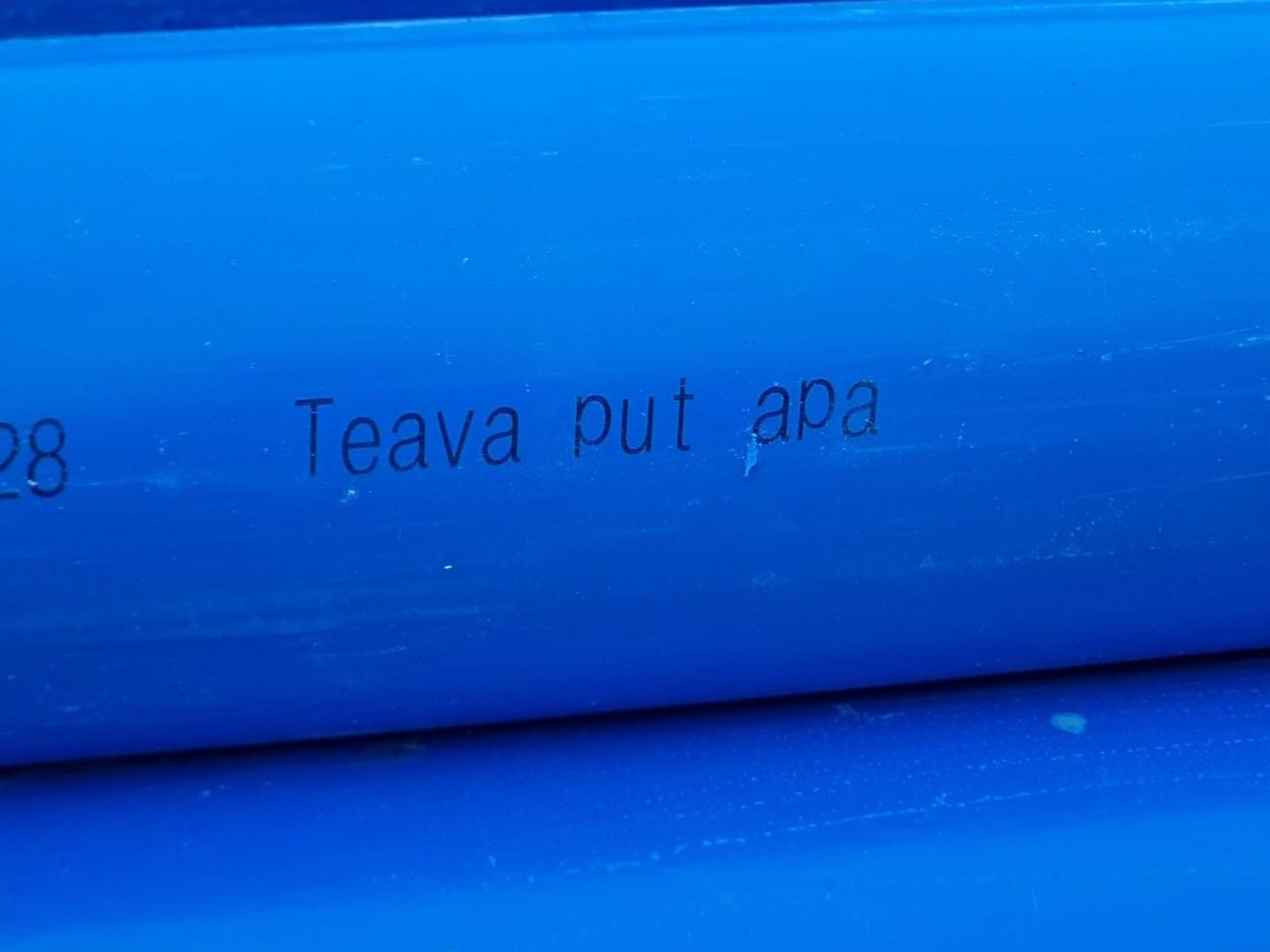 Detaliu țeavă PVC albastră cu filet